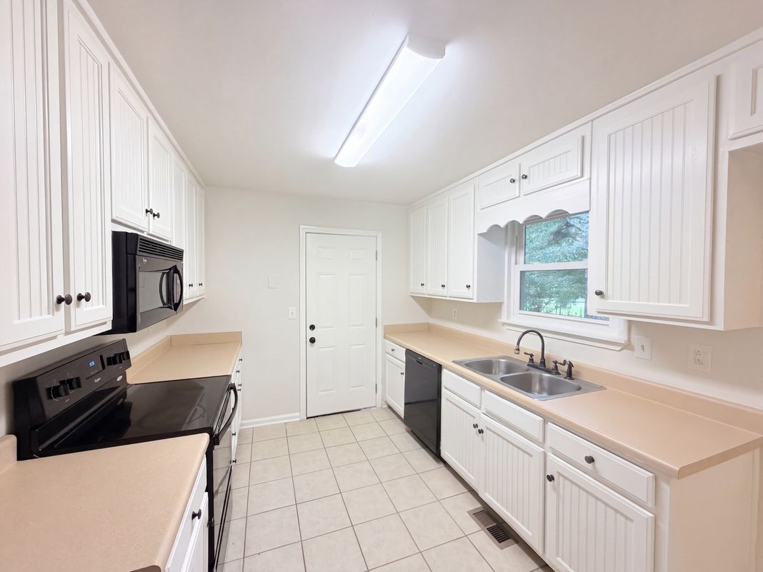 Property photo 2 of 1784 Deer Ct NW