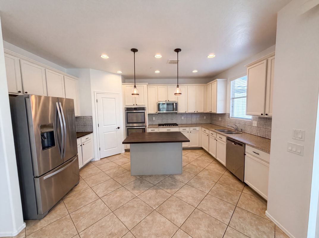 Property photo 2 of 21276 W Berkeley Rd