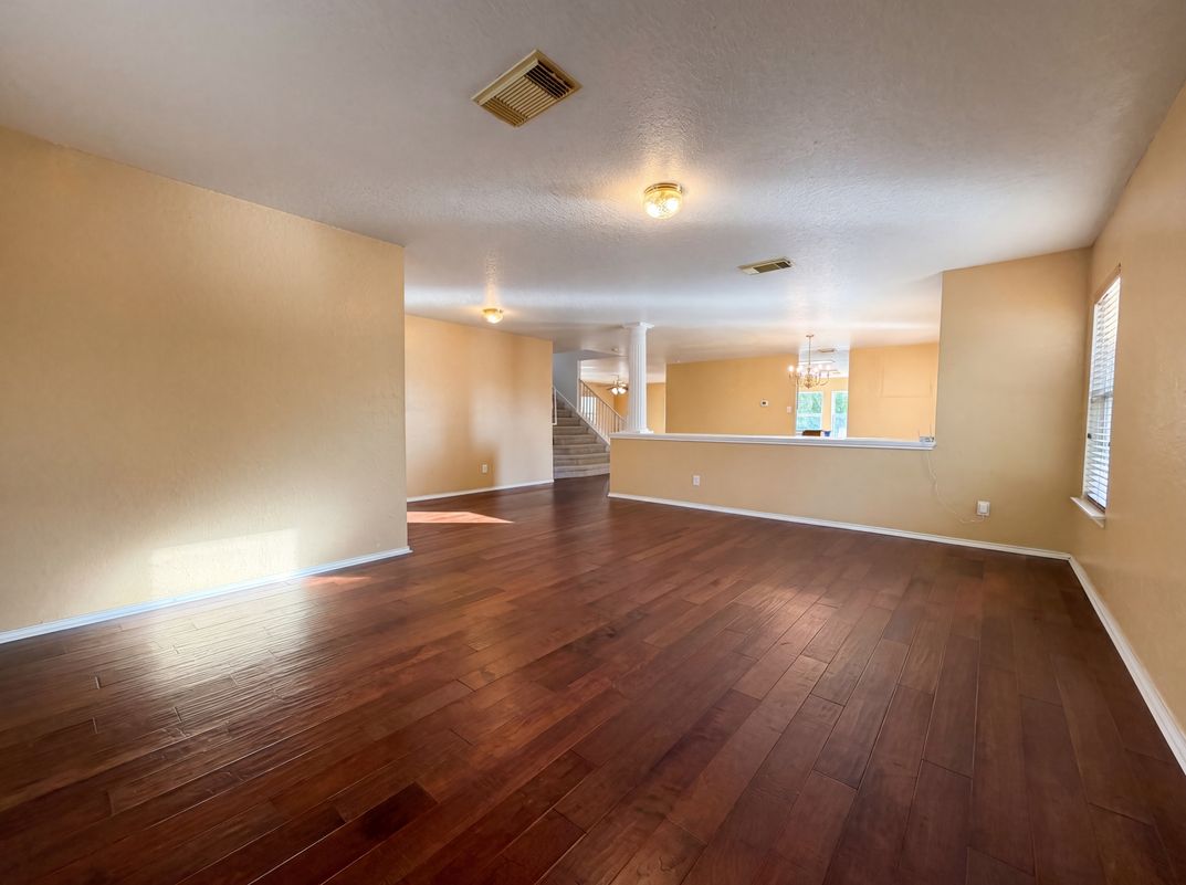 Property photo 3 of 121 Springtree Fld