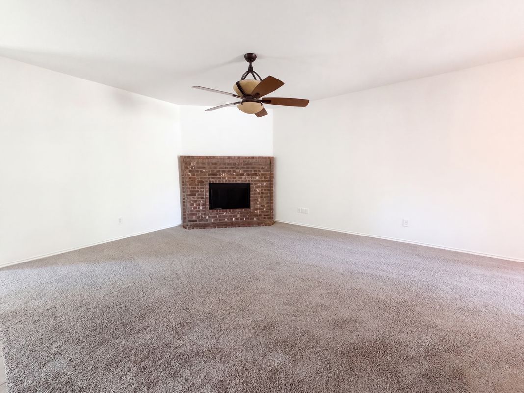 Property photo 3 of 905 Acacia Dr