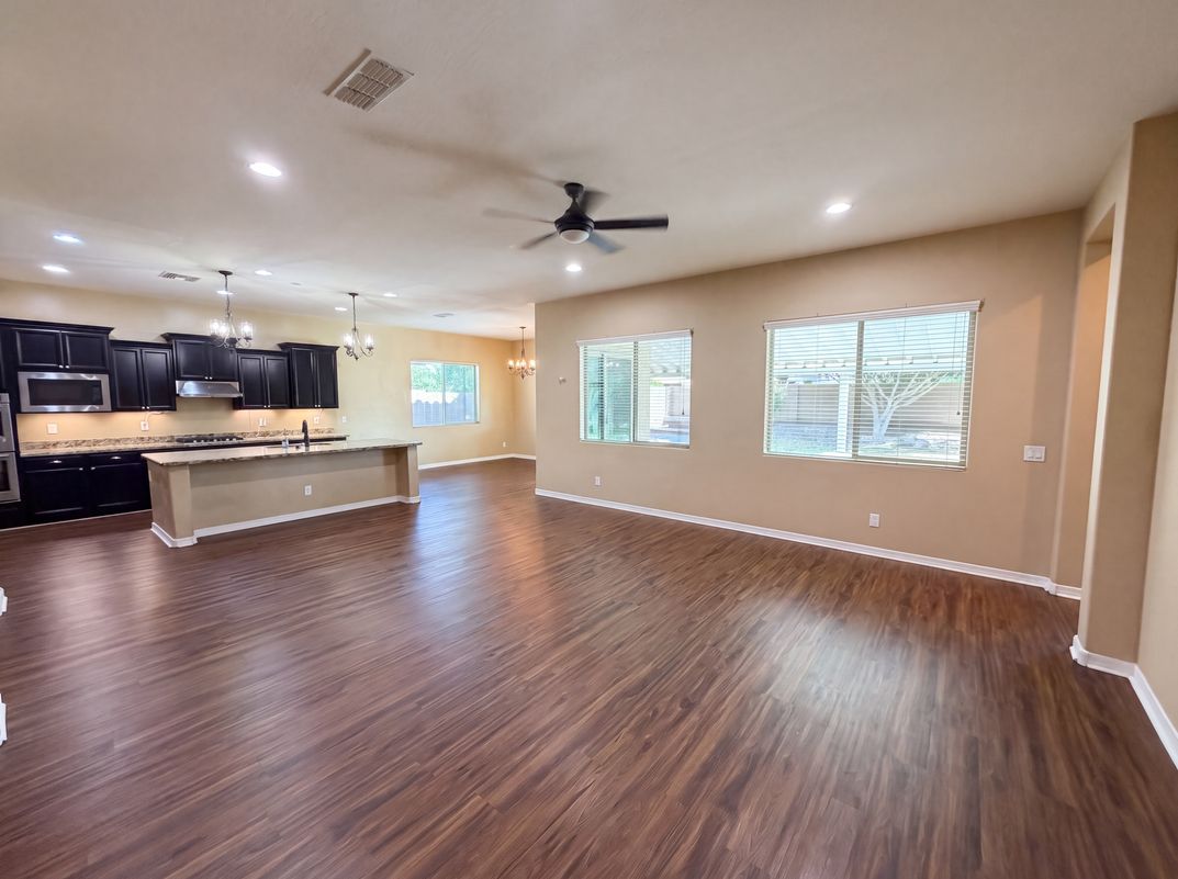 Property photo 3 of 18136 W Devonshire Ave