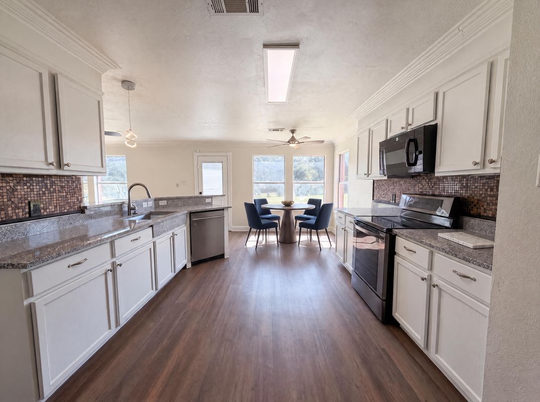 Property photo 2 of 3940 Victory Ct