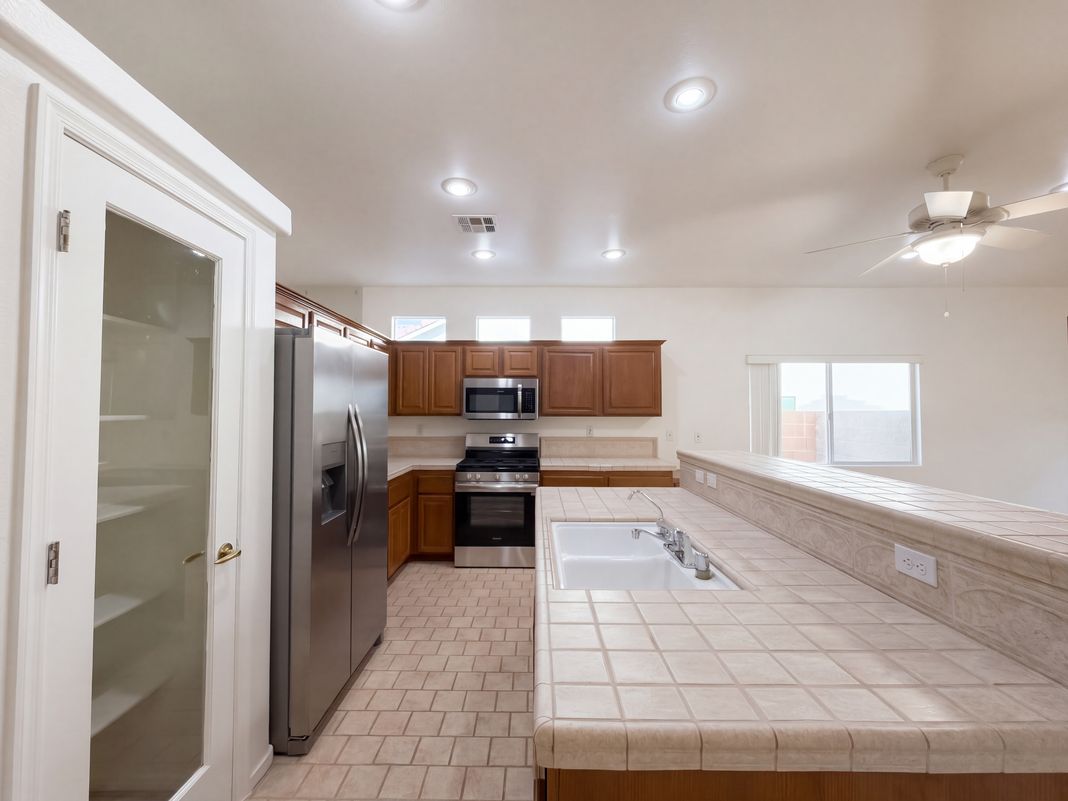 Property photo 2 of 4433 El Presidio Dr