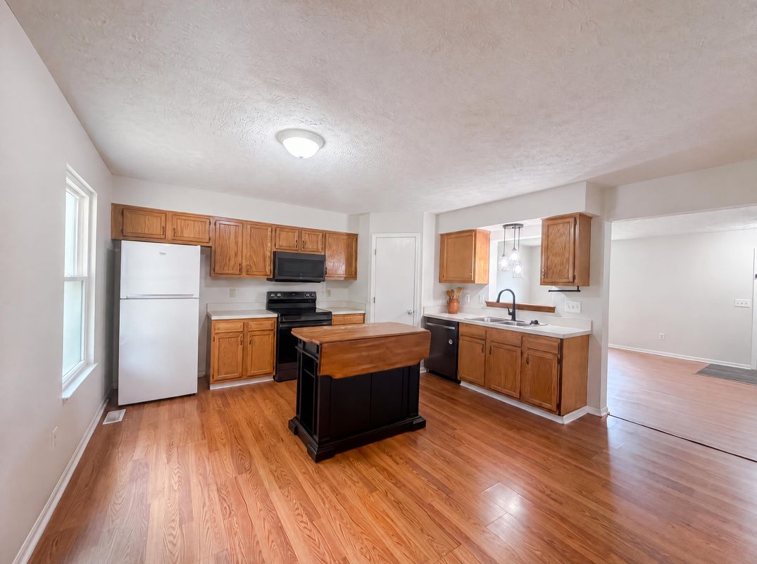 Property photo 2 of 1618 Saddlebrook Dr