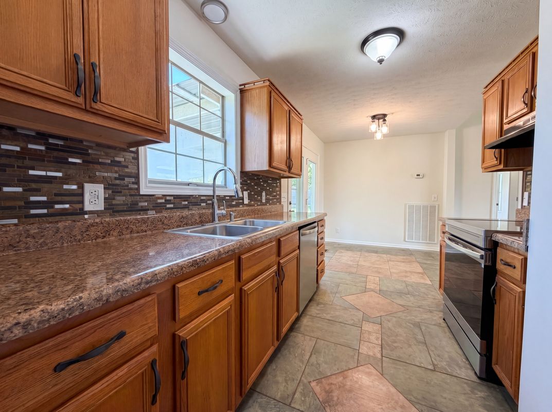 Property photo 2 of 1037 Shadowbrook Dr