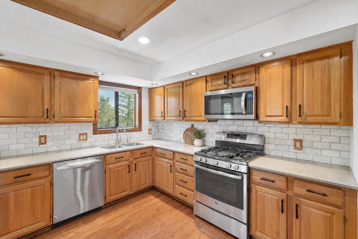 Property photo 2 of 30243 Pine Crest Dr