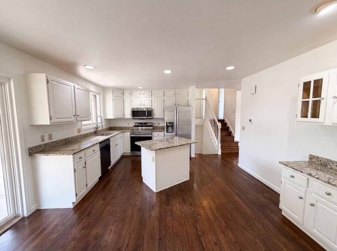 Property photo 2 of 885 W 7th Avenue Dr