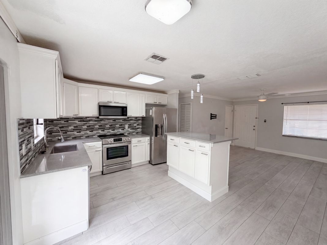 Property photo 2 of 976 Liskeard Ave