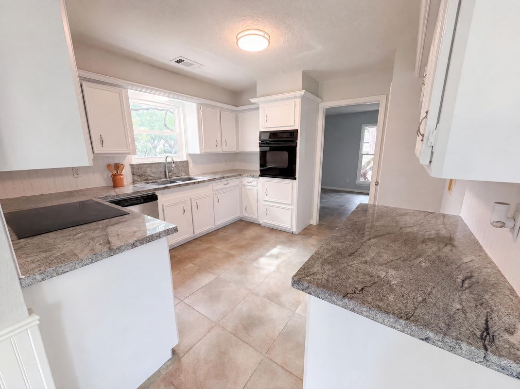 Property photo 2 of 16121 Lakeview Dr