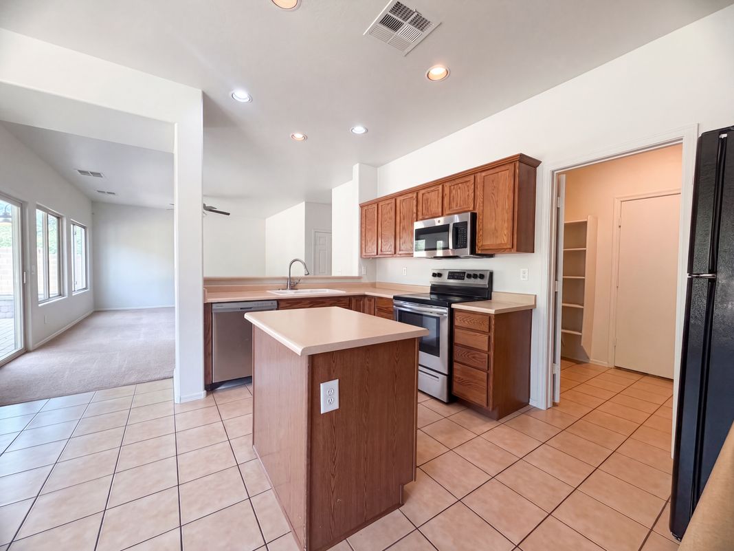 Property photo 2 of 28984 N Agave Rd
