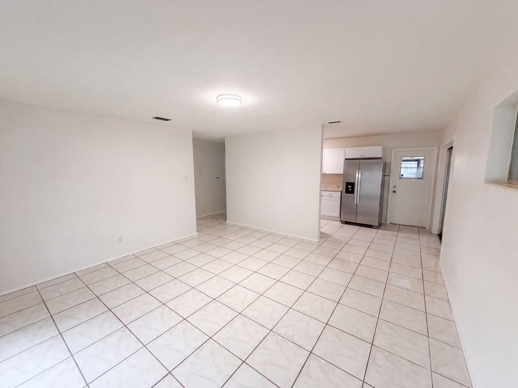 Property photo 3 of 1053 Azalea Ln