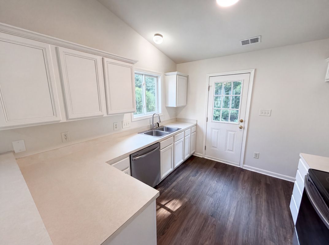 Property photo 2 of 3011 Kansas City Dr