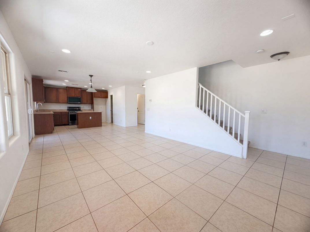 Property photo 3 of 1043 E Daniella Dr
