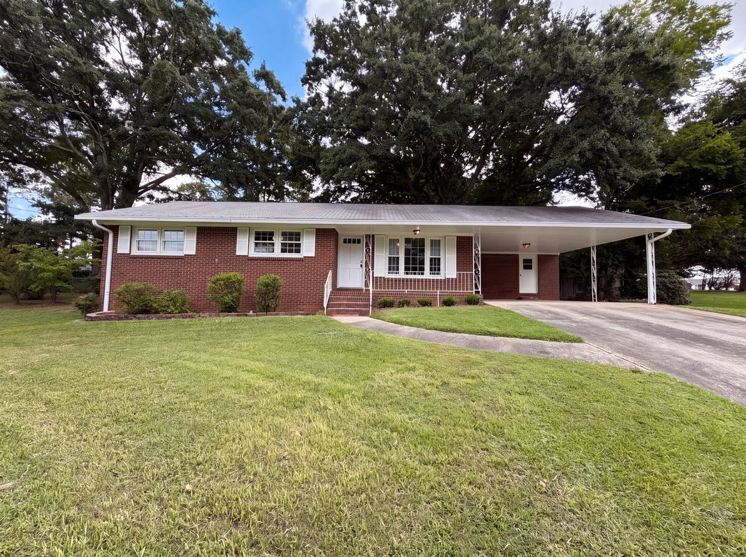 Property photo 1 of 1276 Robin Rd NE