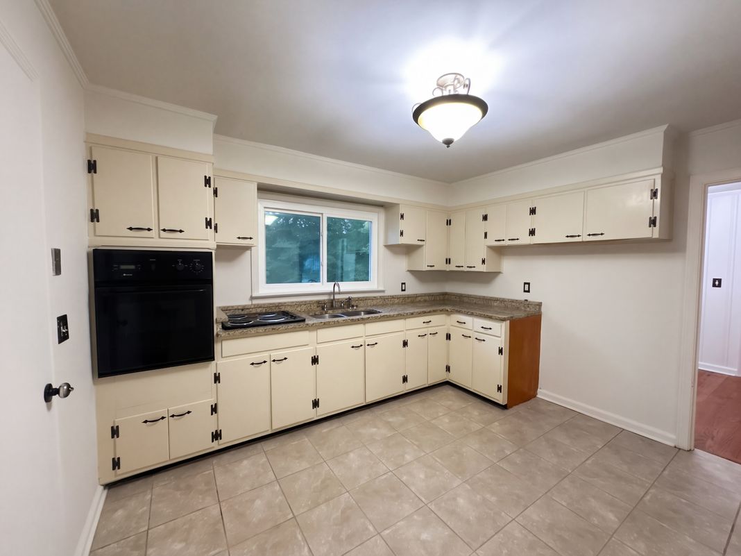 Property photo 2 of 718 S Lovell Ave