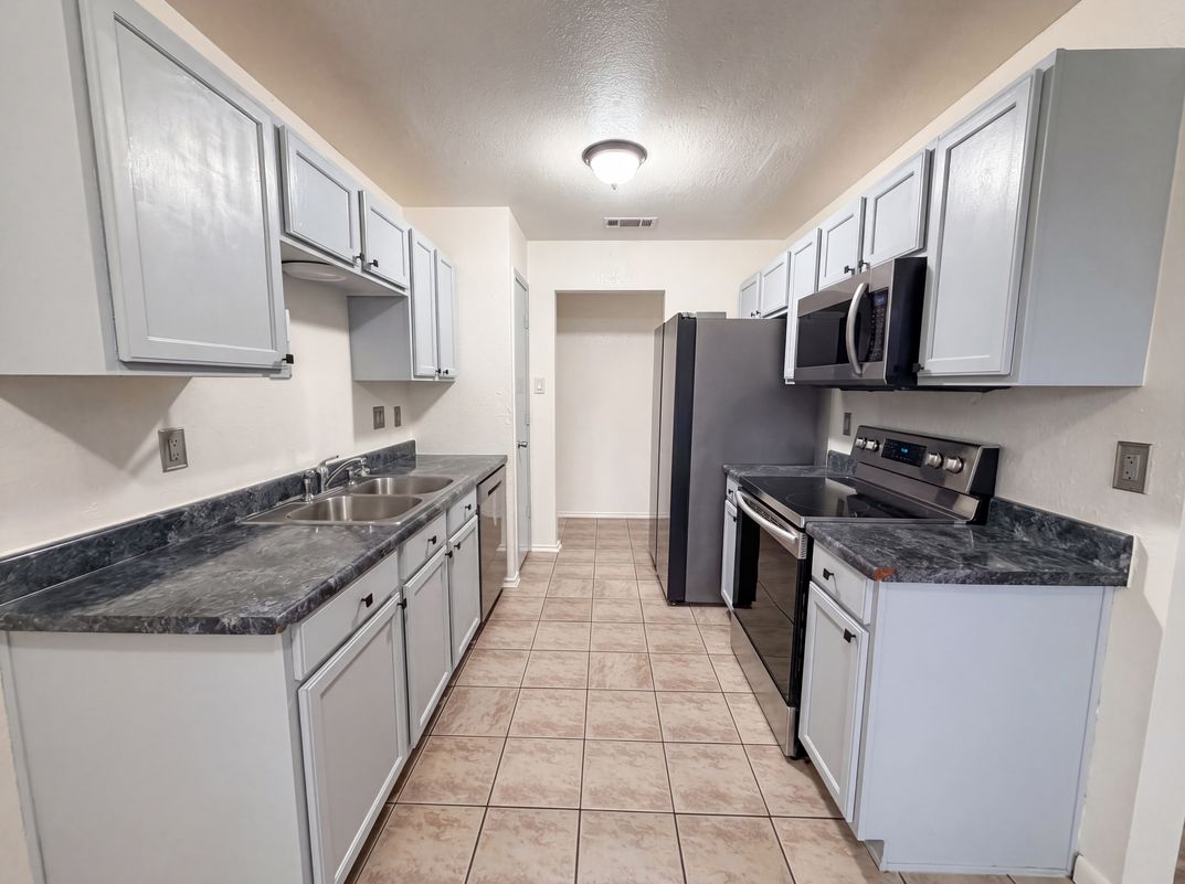 Photo 2 of 17 of 2708 Timberline Dr, Killeen, TX