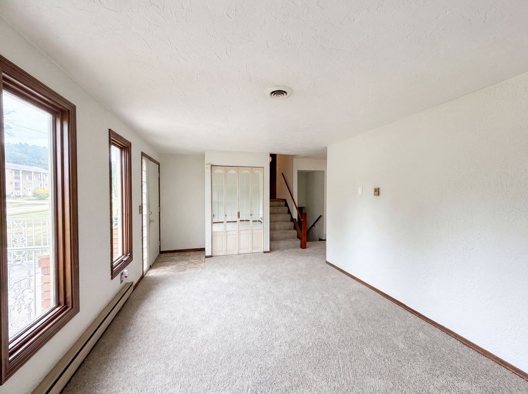 Property photo 3 of 1015 Kingsway Dr