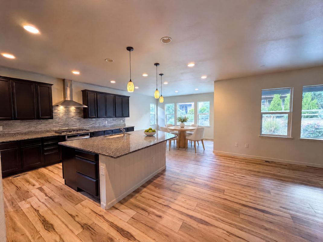 Property photo 2 of 18402 W 93rd Pl