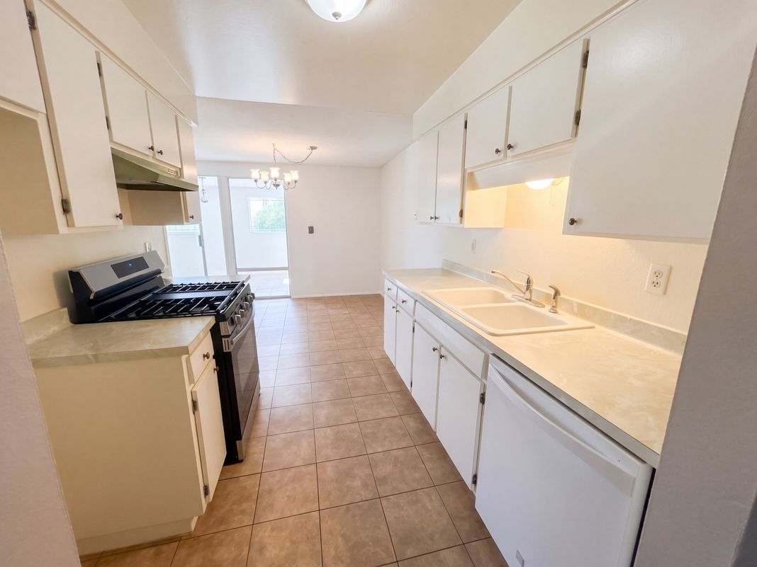 Property photo 2 of 3431 S Champlain Ave