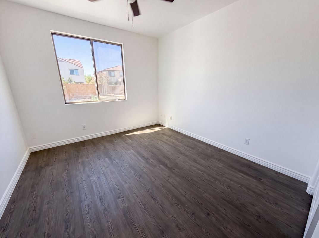 Photo 14 of 35 of 17645 W Hale Bopp Dr, Goodyear, AZ