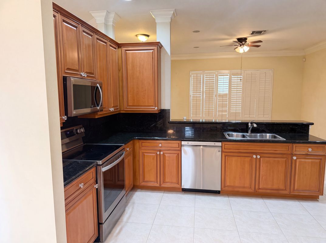 Property photo 2 of 424 NW Dover Ct