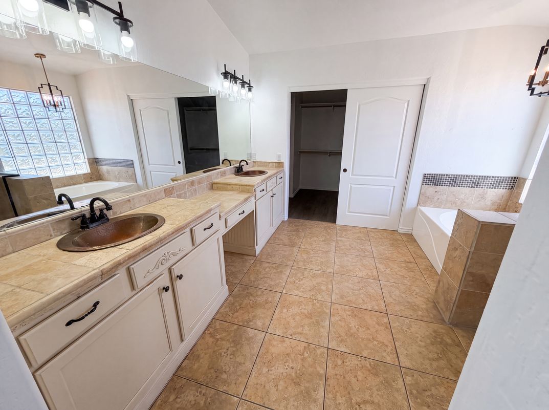 Photo 17 of 35 of 17645 W Hale Bopp Dr, Goodyear, AZ