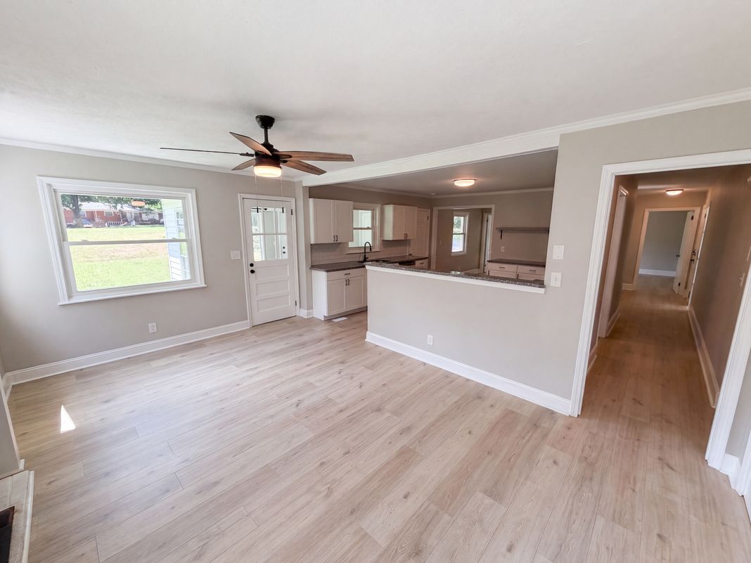 Photo 11 of 23 of 8519 Denbur Dr, Charlotte, NC