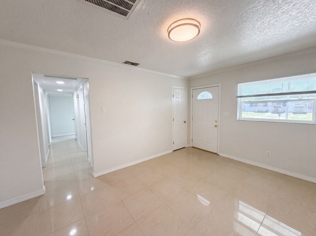 Photo 9 of 25 of 15525 Bedford Cir E, Clearwater, FL