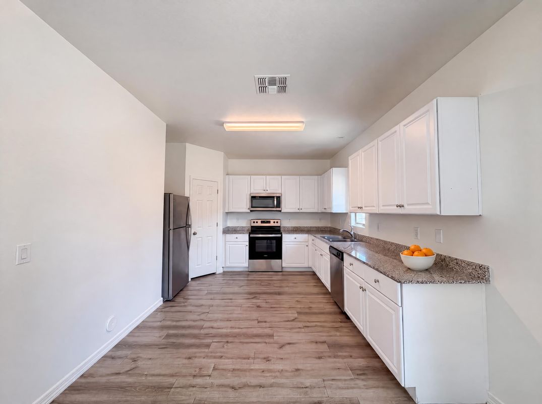 Property photo 2 of 45433 W Sandhill Rd