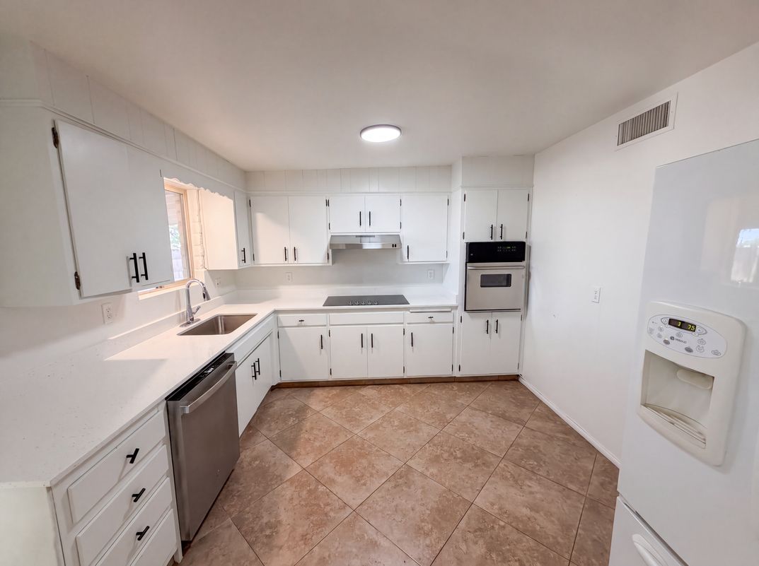 Property photo 2 of 917 N Miller Dr