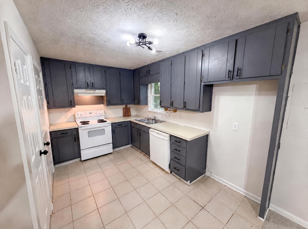 Property photo 2 of 9315 Dogwood Pl