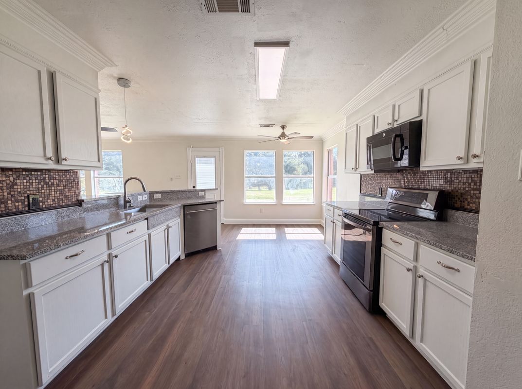 Property photo 2 of 3940 Victory Ct