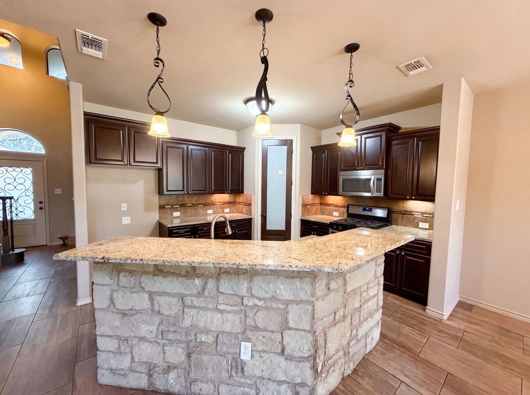 Property photo 2 of 1305 Rocky Ridge Trl