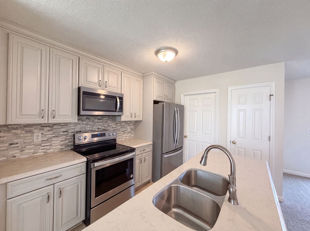 Property photo 2 of 889 Salem Pointe Ln