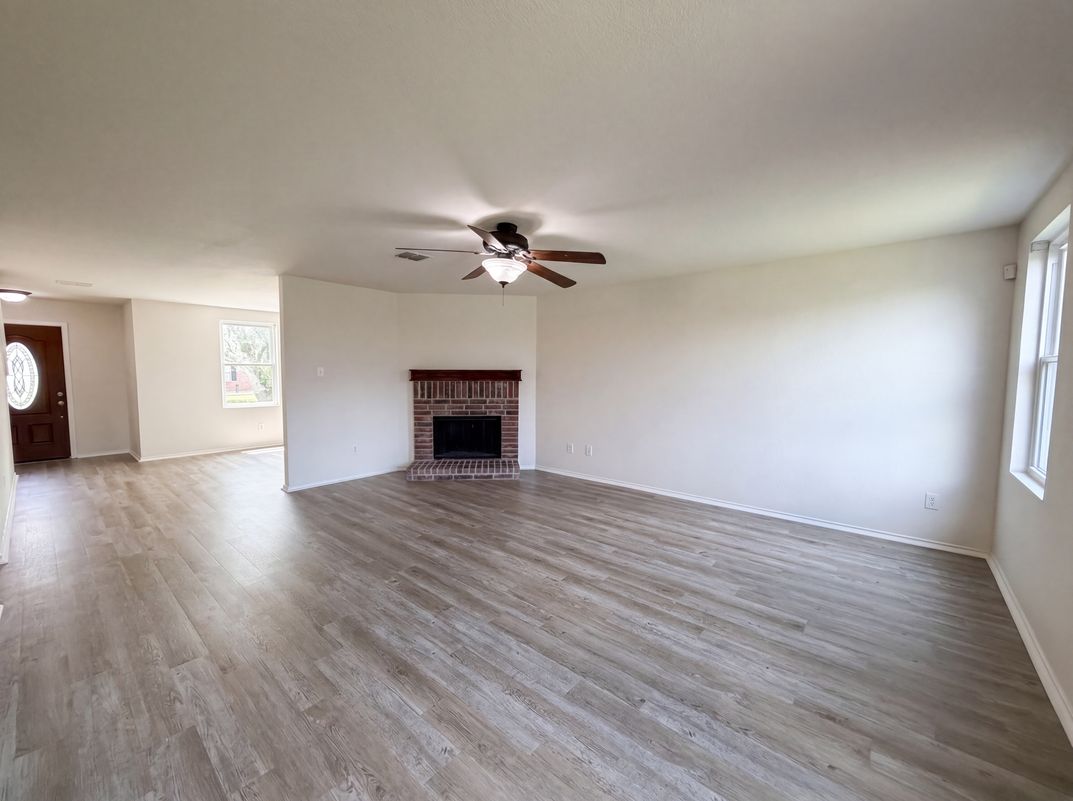 Property photo 3 of 2904 Lake Vista Dr
