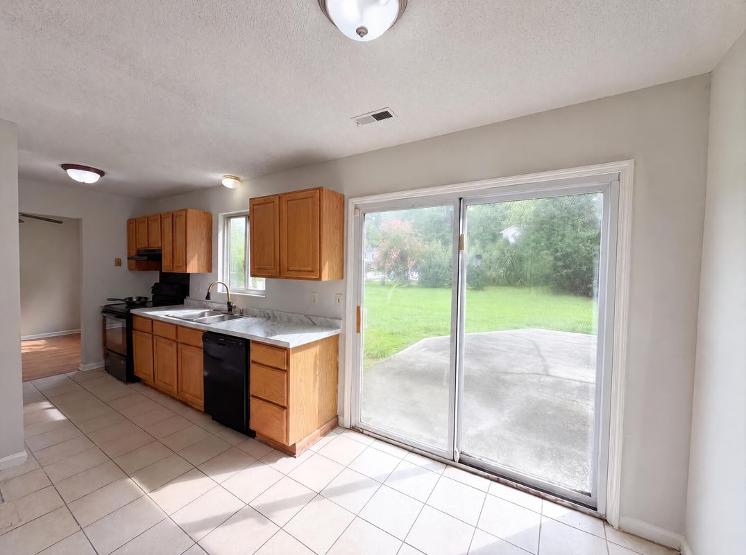 Property photo 2 of 6786 Moss Ct