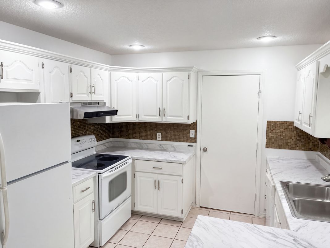 Property photo 2 of 3651 S Meadowlark Ave