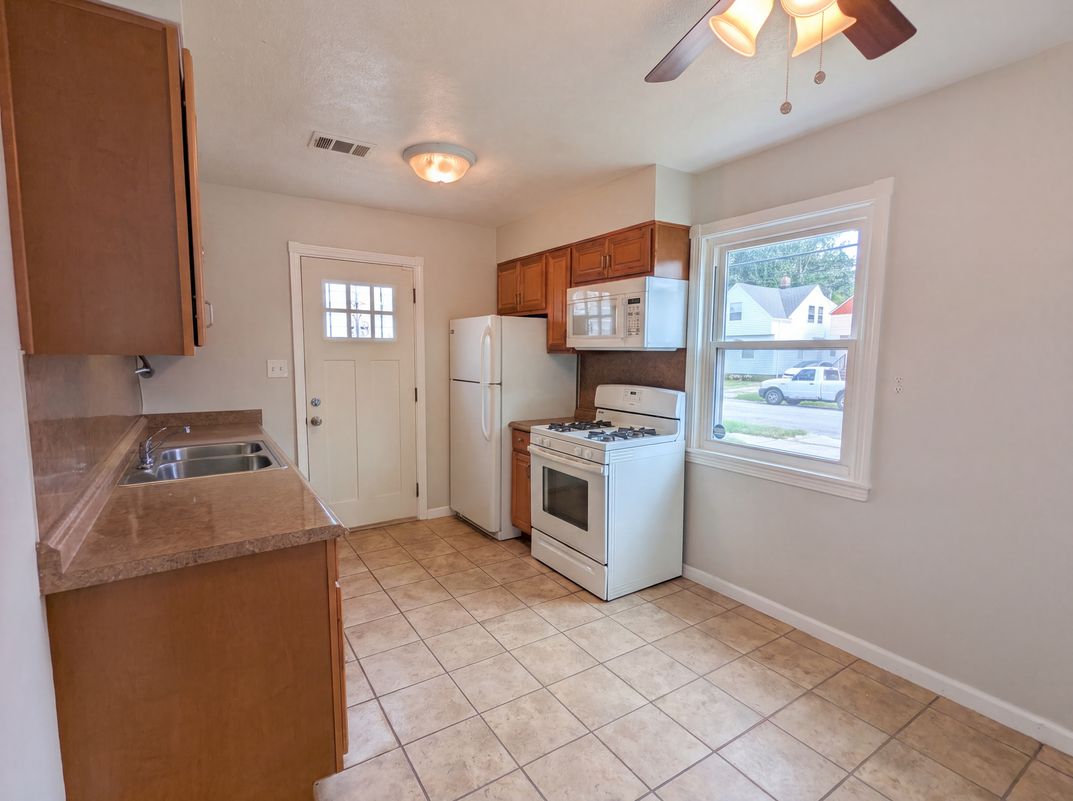 Property photo 2 of 12722 Emery Ave