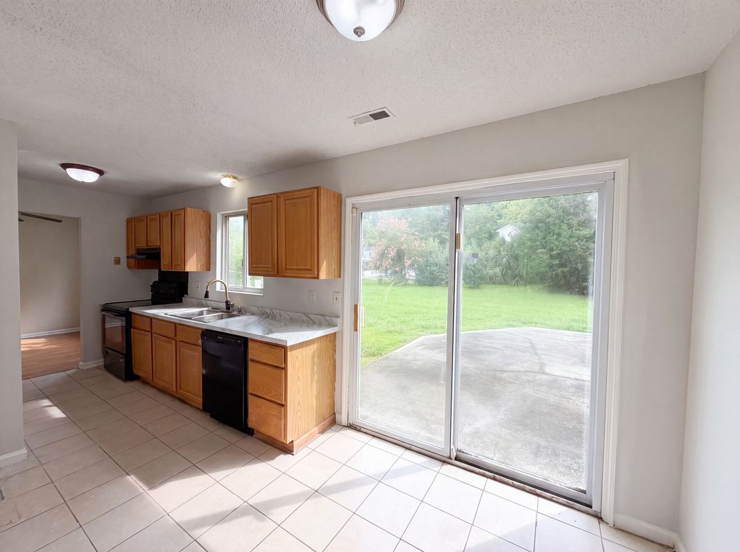 Property photo 2 of 6786 Moss Ct