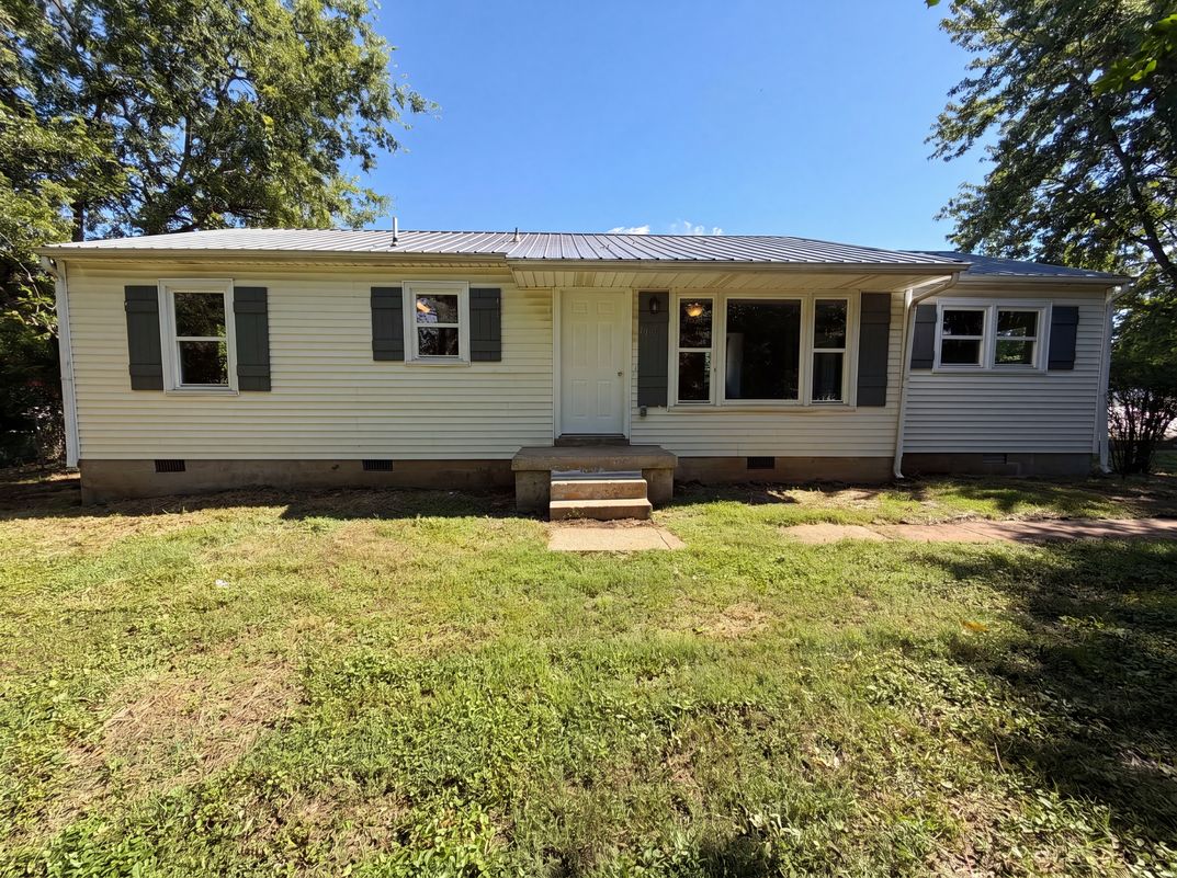 Property photo 1 of 1036 E Commerce St