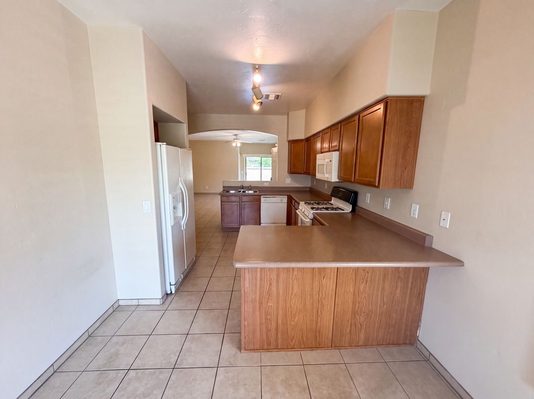 Property photo 2 of 171 E Calle Puente Azul