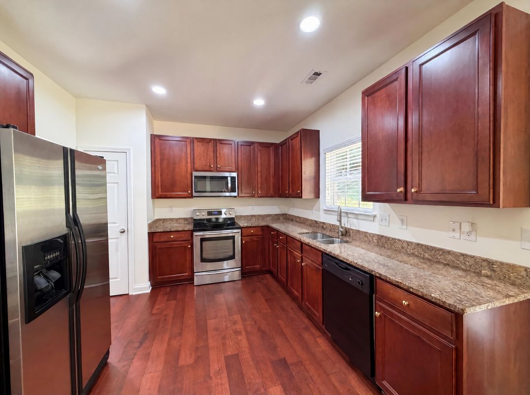 Property photo 2 of 10050 Montrose Dr NW