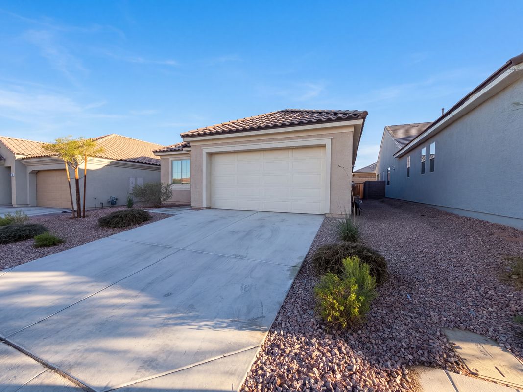 Property photo 1 of 446 Royal Palms Ln