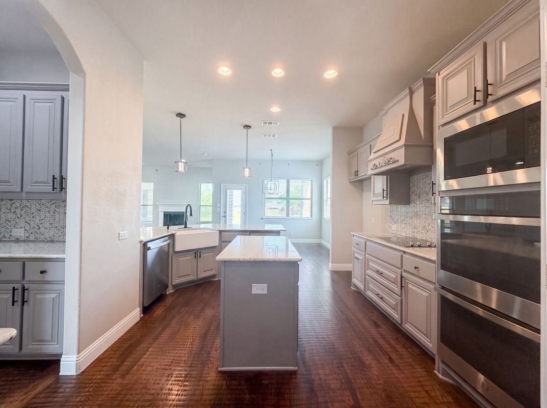 Property photo 2 of 1208 Redbud St