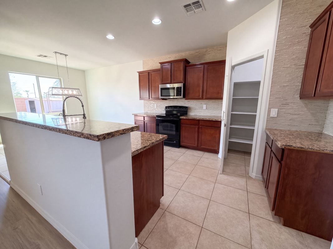 Property photo 2 of 7025 S 251st Dr