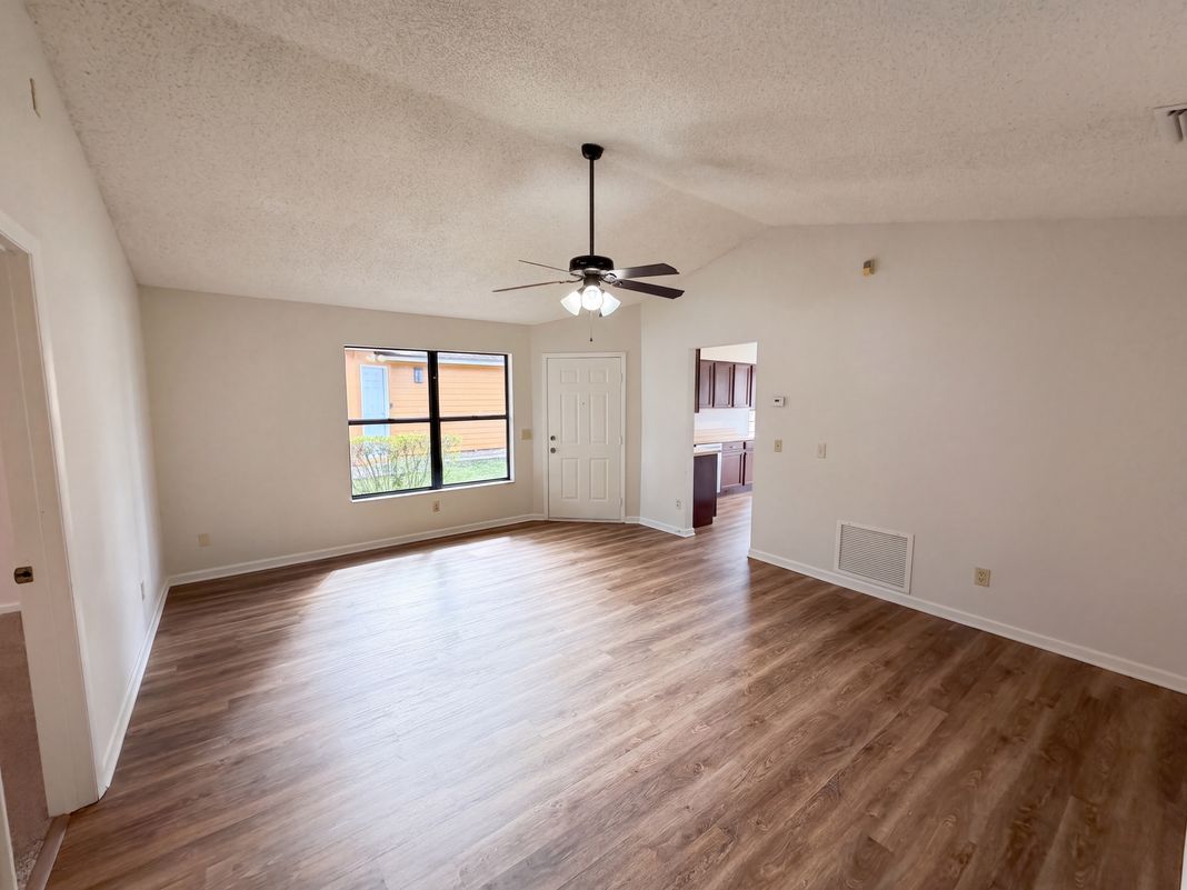 Property photo 3 of 10033 Creekwater Blvd
