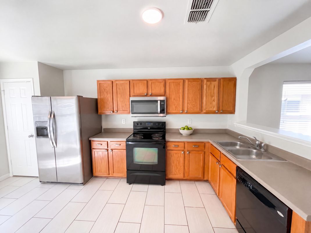 Property photo 2 of 10914 Rivera Cv