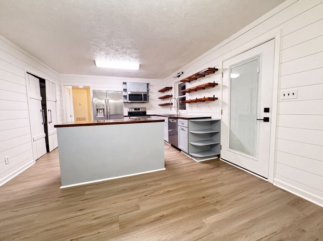 Property photo 2 of 422 W Main St