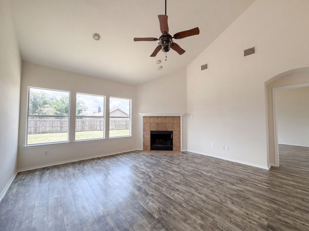 Photo 3 of 16 of 8608 Sagebrush Trl, Crossroads, TX
