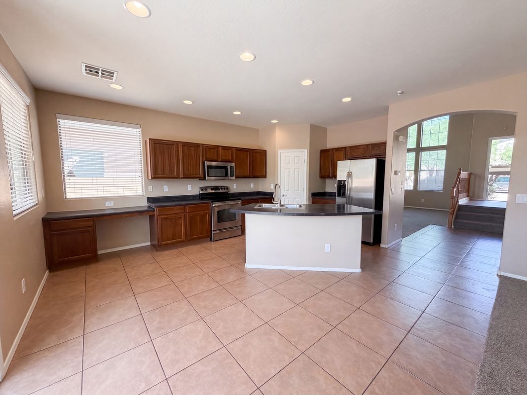 Property photo 2 of 671 W Green Tree Dr